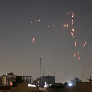 إسرائيل تهاجم أهدافا في إيران وتقر بحصيلة لقتلاها خلال الحرب