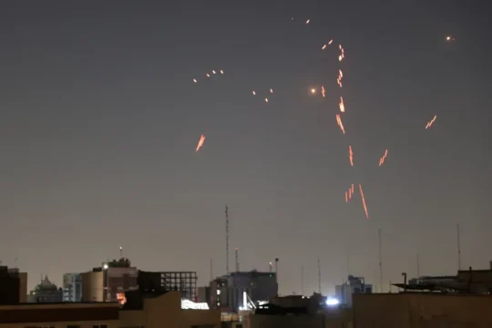 إسرائيل تهاجم أهدافا في إيران وتقر بحصيلة لقتلاها خلال الحرب