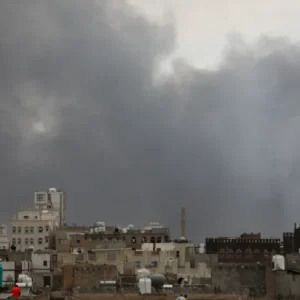 هجوم إسرائيلي على الحديدة بعد أوامر بإخلاء 3 موانئ