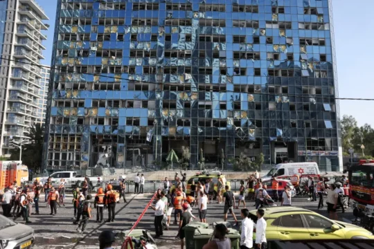 50 مصابا إسرائيليا في أكبر دفعة صاروخية إيرانية خلال 48 ساعة