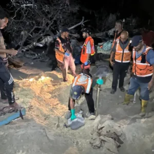 الاحتلال يقصف مدرسة وخياما للنازحين ويصدر أوامر بالتهجير
