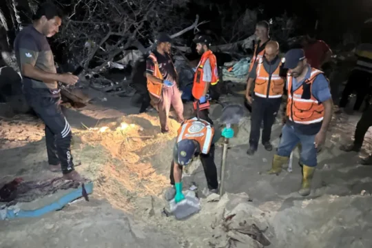 الاحتلال يقصف مدرسة وخياما للنازحين ويصدر أوامر بالتهجير