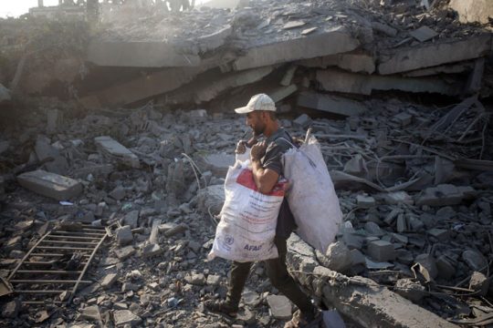 مهن تحت النار: كيف أعادت الحرب تشكيل المهن والأحلام في غزة؟