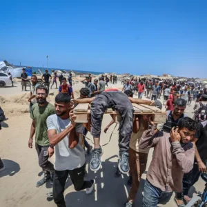 منظمات أممية: حياة الفلسطينيين بغزة تنهار وآلاف الشاحنات على الأبواب