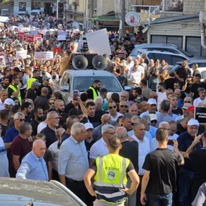 مظاهرات داخل الخط الأخضر تنديدا بتجويع غزة وأمن السلطة يقمع محتجين بنابلس