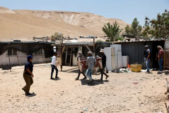 مستوطنون يجبرون 70 عائلة فلسطينية قرب أريحا على الرحيل