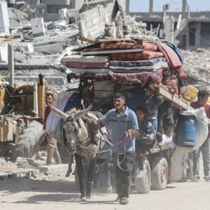 طالب جيش الاحتلال الإسرائيلي، الجمعة، مناطق وسط مدينة خانيونس بالإخلاء. ووجه جيش الاحتلال تحذيراً إلى جميع المتواجدين في المناطق المذكورة في مدينة خان يونس مطالبا بإخلاء المنطقة.
