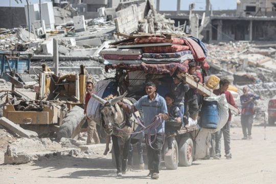 طالب جيش الاحتلال الإسرائيلي، الجمعة، مناطق وسط مدينة خانيونس بالإخلاء. ووجه جيش الاحتلال تحذيراً إلى جميع المتواجدين في المناطق المذكورة في مدينة خان يونس مطالبا بإخلاء المنطقة.