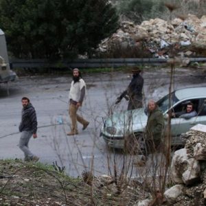 مستوطنون يعتدون على مواطن ويسرقون أدواته الزراعية غرب سلفيت