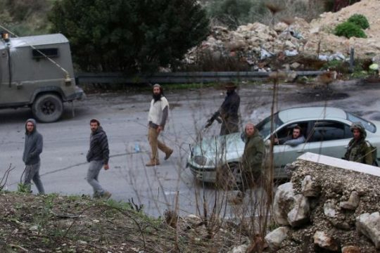 مستوطنون يعتدون على مواطن ويسرقون أدواته الزراعية غرب سلفيت