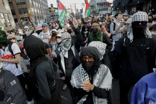الطلاب في أميركا ما فتئوا يحتجون على ما يجري في غزة من تدمير وإبادة (رويترز)
