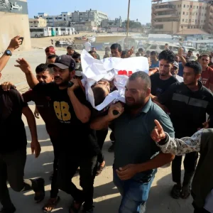 شهداء بغزة والاحتلال يواصل استهداف المجوعين