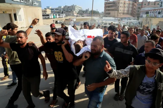 شهداء بغزة والاحتلال يواصل استهداف المجوعين