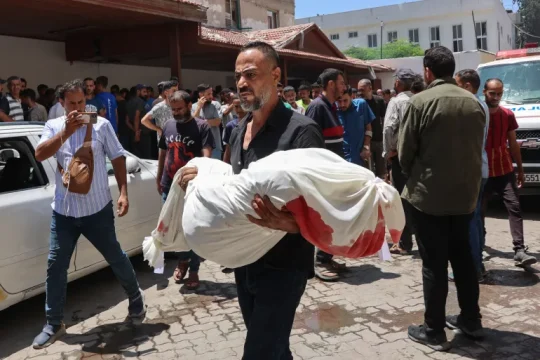شهداء بغارات على غزة والموت يهدد مئات المرضى والجرحى بالمستشفيات