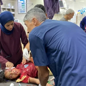 استشهد نحو 40 فلسطينيًا وأصيب المئات في مجازر جديدة ارتكبها جيش الاحتلال الإسرائيلي خلال ساعات الليل، استهدفت النازحين في الخيام والمدارس، ومنتظري المساعدات، والمنازل السكنية في مناطق متفرقة من قطاع غزة.