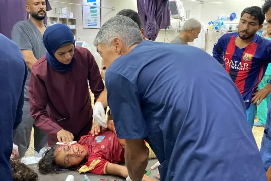 استشهد نحو 40 فلسطينيًا وأصيب المئات في مجازر جديدة ارتكبها جيش الاحتلال الإسرائيلي خلال ساعات الليل، استهدفت النازحين في الخيام والمدارس، ومنتظري المساعدات، والمنازل السكنية في مناطق متفرقة من قطاع غزة.
