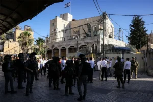 قوات الاحتلال تحرس المستوطنين المتطرفين الذي اقتحموا البلدة القديمة بالخليل (الفرنسية)