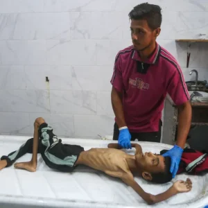 المجلس النرويجي للاجئين: نفاد إمدادات الإغاثة والموظفون يتضورون جوعا بغزة