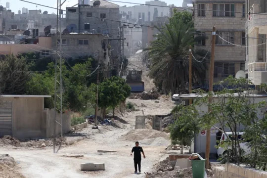مستوطنون يحرقون منازل قرب الخليل والاحتلال يصادر آلاف الدونمات بالضفة