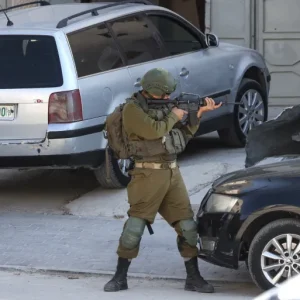الاحتلال يحاصر مستشفيين بنابلس ويواصل اقتحاماته بالضفة