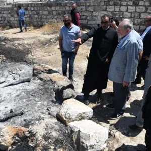 زار السفير الأميركي لدى إسرائيل مايك هكاباي، مساء السبت، قرية الطيبة في الضفة الغربية وسط تصاعد عنف المستوطنين الذي يستهدف القرية.
