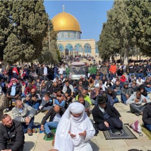 رغم إجراءات الاحتلال.. 40 ألف مصلٍ يؤدون الجمعة في "الأقصى"