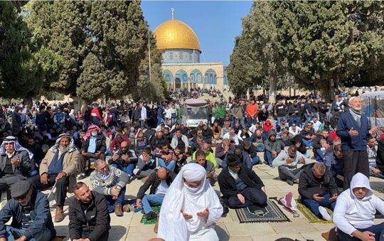 رغم إجراءات الاحتلال.. 40 ألف مصلٍ يؤدون الجمعة في "الأقصى"