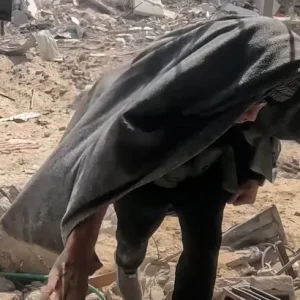 ارتداها السنوار.. لماذا يرتدي المقاومون "عباءة" في ميدان القتال؟