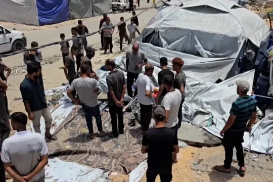 65 شهيدا في غارات إسرائيلية على منازل وخيام بغزة