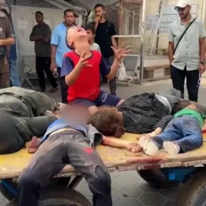 15 شهيدا بغارة إسرائيلية تستهدف طابور غذاء للأطفال في دير البلح