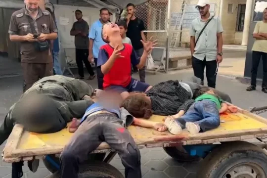 15 شهيدا بغارة إسرائيلية تستهدف طابور غذاء للأطفال في دير البلح