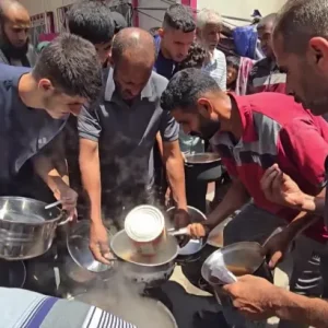 يتدافعون على طبق "شوربة".. المجاعة تطبق على أهل غزة