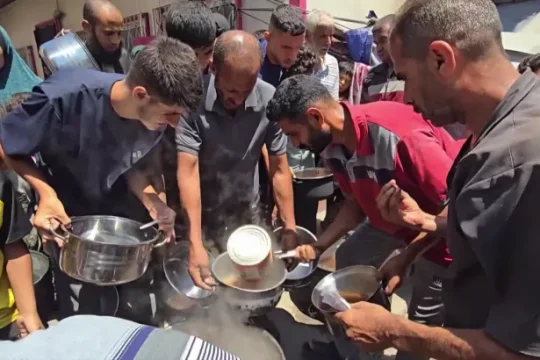 يتدافعون على طبق "شوربة".. المجاعة تطبق على أهل غزة