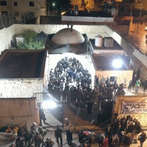 عشرات المستوطنين يقتحمون "مقام يوسف" ويعتدون على نظام طاقة شمسية في الأغوار