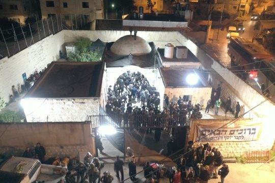 عشرات المستوطنين يقتحمون "مقام يوسف" ويعتدون على نظام طاقة شمسية في الأغوار