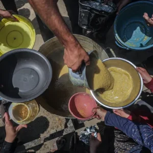 الأونروا: 6000 شاحنة مساعدات عالقة في الأردن ومصر بانتظار إذن إسرائيلي لدخول غزة