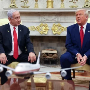 نتنياهو يصل واشنطن للقاء ترامب وبحث شروط إنهاء حرب غزة