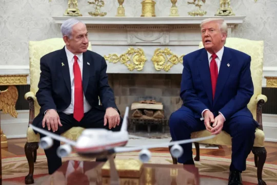 نتنياهو يصل واشنطن للقاء ترامب وبحث شروط إنهاء حرب غزة