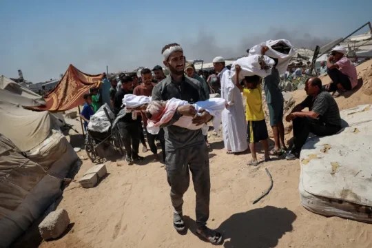 عشرات الشهداء بقصف إسرائيلي واسع على غزة يتركز على مناطق إيواء النازحين