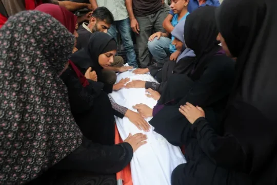 شهداء بنيران الاحتلال في غزة والقسام تقصف تجمعا لجنود إسرائيليين