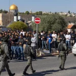 مواطنون مقدسيون يؤدون صلاة الجمعة في الطرقات بعد منعهم من الوصول إلى المسجد الأقصى