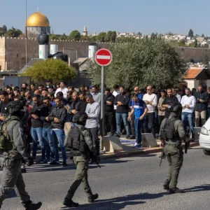 مواطنون مقدسيون يؤدون صلاة الجمعة في الطرقات بعد منعهم من الوصول إلى المسجد الأقصى