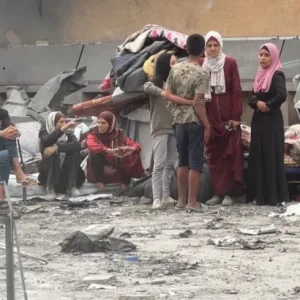 محللون: نتنياهو وضع المفاوضات خلفه ويعمل على تهجير الغزيين بدعم أميركي- غزة - النازحين - نزوح غزة - تهجير