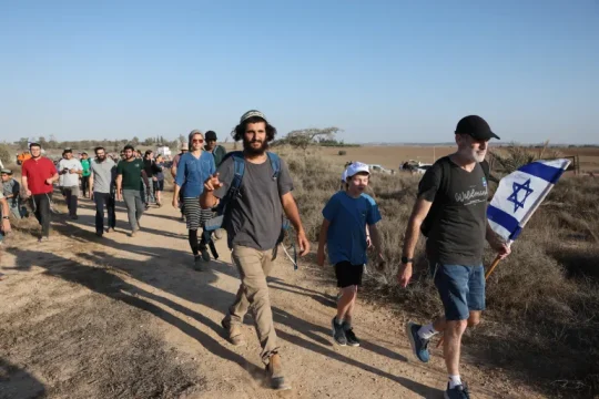 المستوطنون يواصلون اعتداءاتهم بحماية جيش الاحتلال الإسرائيلي (الأوروبية)