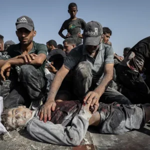 25 شهيدا باستهداف الاحتلال خيام النازحين ومراكز المساعدات بغزة