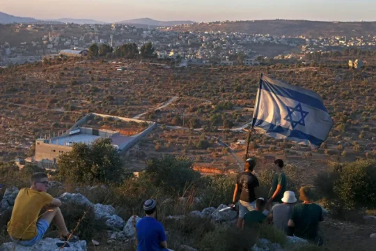 الاحتلال يخطط لـ"شرعنة" 17 بؤرة استيطانية جديدة في الضفة الغربية