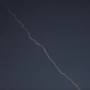 الجيش الإسرائيلي يعلن اعتراض صاروخ أُطلق من اليمن