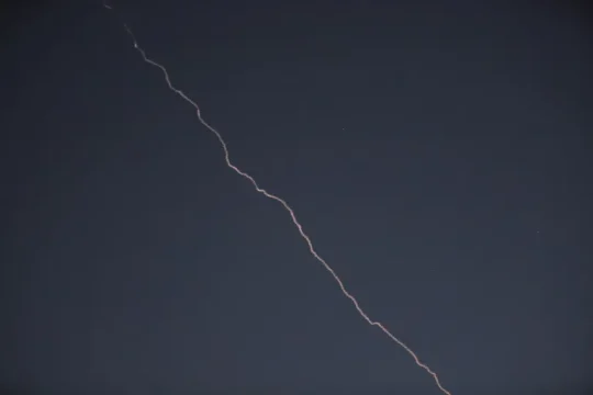 الجيش الإسرائيلي يعلن اعتراض صاروخ أُطلق من اليمن