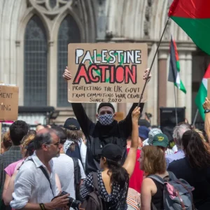 "فلسطين أكشن" حركة مناهضة لإسرائيل تأسست عام 2020 (وكالة الأناضول)