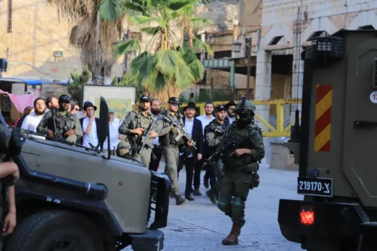 اقتحامات بأريحا ونابلس ومستوطنون يهاجمون قرى في الخليل ورام الله